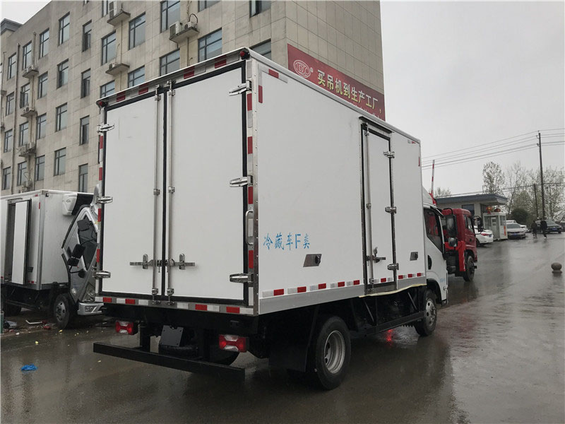 上汽躍進C500自動擋4.2米冷藏車