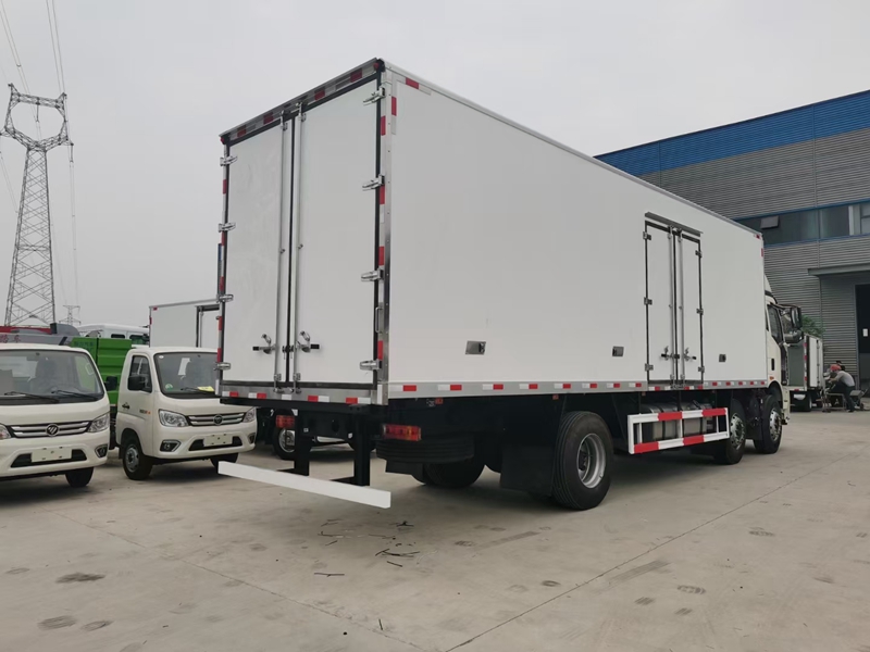 解放J6L小三軸冷藏車